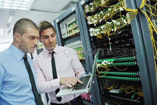 網(wǎng)絡(luò)服務(wù)器室里的網(wǎng)絡(luò)工程 構(gòu)建數(shù)字化時(shí)代的基石